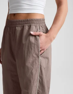 Limitless Mid-Rise Barrel Leg Pant